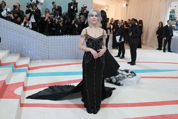 Phoebe Bridgers con un vestido negro de la firma Tory Burch.