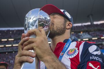 Con el Rebaño Sagrado formó parte del equipo que levantó cinco títulos bajo el mando de Matías Almeyda. Dos Copas MX, una Supercopa MX, una Liga de Campeones de Concacaf y el título del Clausura 2017 están en el palmarés de Jair Pereira con Chivas tras salir de Cruz Azul.