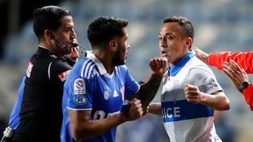 Cuartos de final de la Copa Chile 2022.
El jugador de Universidad Catolica Fabian Orellana, derecha, disputa el balon con Emmanuel Ojeda de Universidad de Chile durante el partido de vuelta de los cuartos de final de la Copa Chile realizado en el estadio El Teniente de Rancagua, Chile.