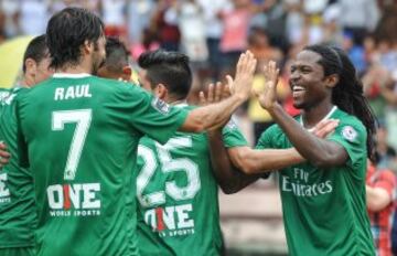 Lucky Mkosana y Ra¨²l Gonz¨¢lez celebran uno de los goles.