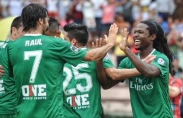 Lucky Mkosana y Raúl González celebran uno de los goles.