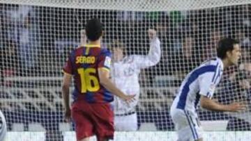 <b>SUSPENSE. </b>El penalti que lanzó Xabi Prieto entró con suspense en la red de la portería de Pinto, pero valió el triunfo donostiarra.