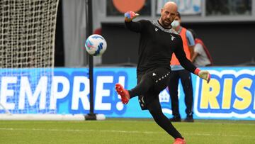 Fútbol - Serie A - Lazio v Cagliari - Stadio Olimpico, Roma, Italia - 19 de septiembre de 2021 Pepe Reina del Lazio durante el calentamiento antes del partido REUTERS / Alberto Lingria