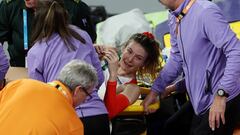 La atleta francesa, Margot Chevrier, recibe asistencia médica tras fracturarse el tobillo durante las finales de salto con pértiga en los mundiales de atletismo en pista cubierta que se celebran en Glasgow, Escocia.