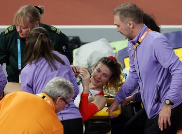 La atleta francesa, Margot Chevrier, recibe asistencia médica tras fracturarse el tobillo durante las finales de salto con pértiga en los mundiales de atletismo en pista cubierta que se celebran en Glasgow, Escocia.