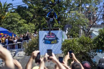 Valparaiso, 11 febrero 2018.
Decimosexta version del Red Bull Valparaiso Cerro Abajo, principal carrera de descenso urbano en Chile, realizada entre calles, escaleras y callejones de la ciudad puerto.
Cristian Rudolffi/Photosport.