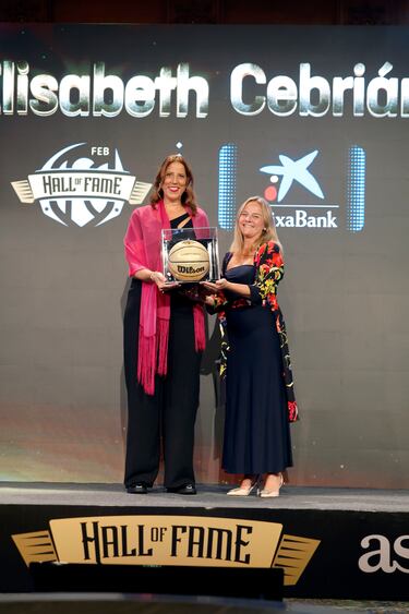 Elisabeth Cebrian recibe el galardón de manos de Raquel De Diego, Gerente de Patrocinios en CaixaBank.
