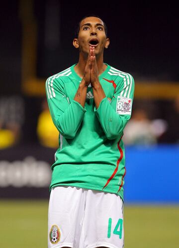 Nació en Las Cruces, Nuevo México, sus padres son mexicanos y comenzó su andar en selecciones menores con el Tricolor, de hecho disputó tres amistosos con los aztecas. Sin embargo, se decantó por jugar con Estados Unidos, donde debutó en 2009.