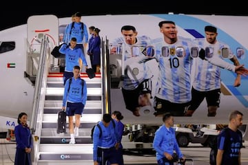 Argentina's players arrive at the Hamad International Airport in Doha on November 17, 2022, ahead of the Qatar 2022 World Cup football tournament. (Photo by Odd ANDERSEN / AFP) (Photo by ODD ANDERSEN/AFP via Getty Images)