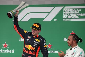 Max Verstappen celebra la victoria de carrera en el podio. 