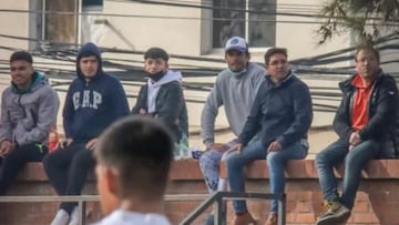 Marcos González ve desde un muro del Monumental el triunfo de su hijo en el Superclásico