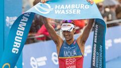 LUS14303. Hamburg (Germany), 16/07/2016.- Mario Mola of Spain celebrates winning the 7th leg of the World Triathlon Series, in Hamburg, Germany, 16 July 2016. (Espa&ntilde;a, Hamburgo, Alemania) EFE/EPA/LUKAS SCHULZE