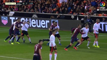 Soler dejó al Valencia con 10 en una polémica expulsión