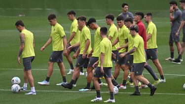 Sin fichajes y con 30 jugadores, así ha sido el primer día del Racing 2025/2026