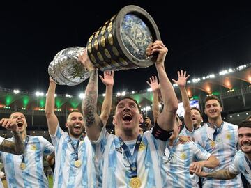 El delantero argentino ha agrandado su leyenda conquistando la Copa América 2021. En este torneo ha sido Balón de Oro, además de máximo goleador y asistente. Con el Barcelona ganó la Copa del Rey y fue pichichi de La Liga Santander.