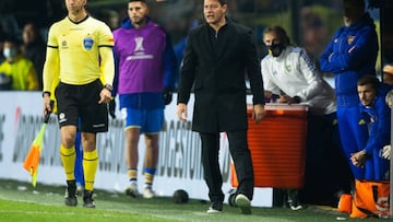 BUENOS AIRES, ARGENTINA-JULY 5: Boca Juniors manager Sebastian Battaglia gestures on the touchline during the match.during Copa Libertadores football match between Boca Juniors and Corinthians at Alberto J. Armando Stadium in Buenos Aires City, Argentina on July 5, 2022. (Photo by Stringer/Anadolu Agency via Getty Images)