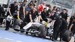 Hamilton salió de boxes peligrosamente por error de Mercedes.