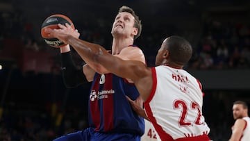 Jan Vesely ante Donte Hall en el Barcelona-Armani Milán de la Euroliga 2023-24.