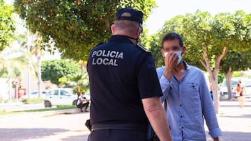 Un agente de Policía Local se dirige a un viandante en Níjar (Almería)
AYUNTAMIENTO DE NÍJAR
20/07/2020