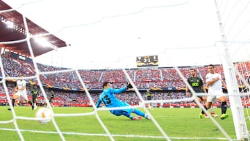 Ben Yedder marcando un gol con el Sevila.