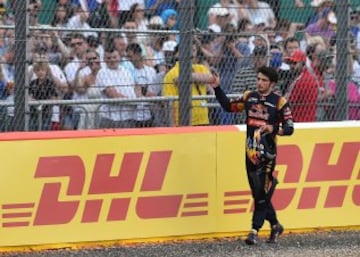 Carlos Sainz saluda tras tener que retirarse de la carrera.