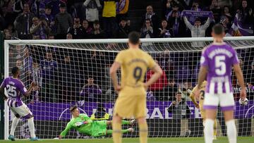 Real Valladolid's Canadian forward Cyle Larin (L) scores his team's second goal past Barcelona's German goalkeeper Marc-Andre ter Stegen during the Spanish league football match between Real Valladolid FC and FC Barcelona at the Jose Zorilla stadium in Valladolid on May 23, 2023. (Photo by CESAR MANSO / AFP)