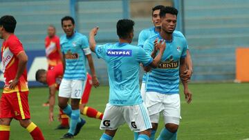 Sporting Cristal celebra un gol en el torneo peruano.