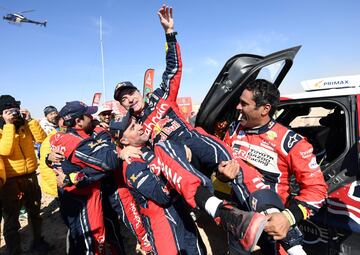 A sus 57 años, Carlos Sainz consiguió  llevarse su tercer Rally Dakar. El madrileño finalizó  tercero a tres minutos y 56 segundos en la última jornada dominada por su máximo rival en la clasificación general, Nasser Al-Attiyah.