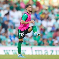 El Betis ultima la venta de Álex Moreno al Nottingham Forest