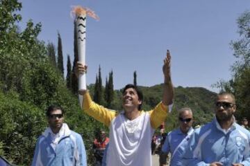 El jugador de voleibol brasileño, Giovane Gavio con la antorcha. 