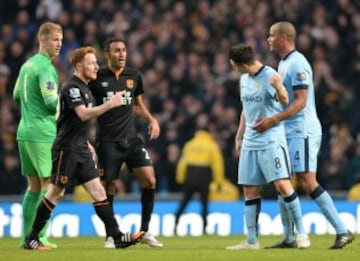 Manchester City sólo salvó un empate en la agonía ante Hull City.