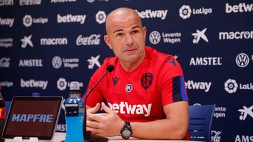 Paco López en la sala de prensa del Levante.