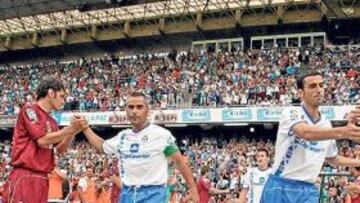 <b>PASILLO DE HONOR AL TENERIFE.</b> Cristo Marrero y Ricardo encabezaron la salida de los jugadores del conjunto blanquiazul al césped del Heliodoro antes de que comenzara el encuentro frente al Castellón. El equipo visitante cumplió con el ritual de honor con deportividad.