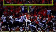 Stephen Gostkowski, de los Patriots, anota un extra point frente a los Broncos.