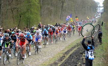 Lo más característico de la París-Roubaix son sus adoquines. Esos tramos de pavés (30 en la edición de 2021) son la clave de la carrera. De hecho, la desaparición de estos llevó a que a partir de 1967 la carrera ya no saliera de París en busca de otros tramos. Se tratan de piedras de granito que pesan entre seis y ocho kilos y que forman la calzada al estilo romano. Se calcula que hay unos seis millones a lo largo del recorrido. De hecho, desde 1975 el trofeo al ganador es una reproducción de estas características piedras que, con lluvia, se convierten en un verdadero peligro dejando las imágenes más llamativas de esta carrera.