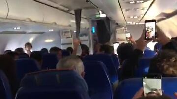 Aficionados argentinos lanzan cánticos apoyando a Nigeria