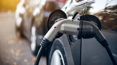 Cargar un coche eléctrico puede salir más caro que uno de gasolina, según la OCU