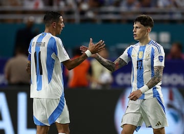 Garnacho choca la mano con Di María durante un encuentro de la Copa América con Argentina. Fue su primer titulo con la albiceleste. 