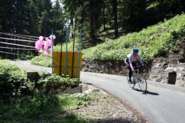 El peligro del monte Crostis es su sterrato mal compactado en los últimos 2,5 kilómetros, sin vallas, quitamiedos o nada que evitara una caída al vacío, excepto en ciertas zonas o curvas de riesgo máximo que la organización del Giro de Italia instaló. 