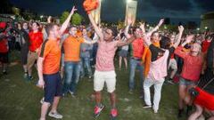 Aficionados holandeses, esta noche, celebrando en las calles de Amsterdam la goleada a Espa&ntilde;a.