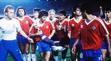 El 3 de septiembre de 1989 la selección chilena se retiró del estadio Maracaná, en el partido ante Brasil. Roberto Rojas se autoinfirió una herida aprovechando la caída de una bengala. El arquero fue suspendido de por vida. Chile fue castigado y no pudo participar en la Copa del Mundo Estados Unidos 1994.