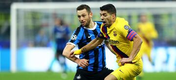 Luis Suárez es un delantero con temperamento fuerte, siempre discute con los defensores rivales o los árbitros. Sus acciones más recordadas fueron en Liverpool cuando mordió a Ivanovic o cuando no quiso darle la mano a Evra tras unas duras palabras en un encuentro entre Manchester United y Liverpool. El otro episodio recordado fue en la Copa Mundo Brasil 2014, en la que Suárez mordió a Chiellini