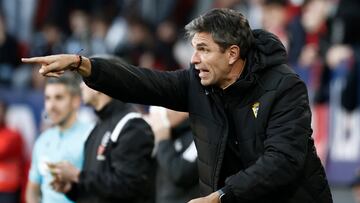 PAMPLONA, 17/02/2024.- El entrenador del Cádiz, Mauricio Pellegrino, durante el partido correspondiente a la jornada 25 de LaLiga disputado entre el Club Atlético Osasuna y el Cádiz CF este sábado en el estadio El Sadar de Pamplona. EFE/ Jesús Diges
