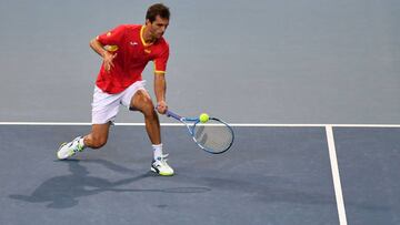 Albert Ramos devuelve una bola durante un partido de Copa Davis.
