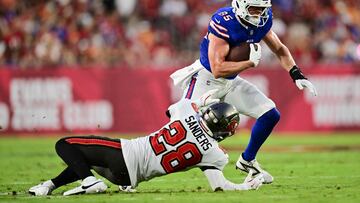 TAMPA, FLORIDA - AUGUST 23: Jackson Hawes #85 of the Buffalo Bills breaks a tackle from Shilo Sanders #28 of the Tampa Bay Buccaneers in the first half during the NFL Preseason 2025 game between Buffalo Bills and Tampa Bay Buccaneers at Raymond James Stadium on August 23, 2025 in Tampa, Florida. Julio Aguilar/Getty Images/AFP (Photo by Julio Aguilar / GETTY IMAGES NORTH AMERICA / Getty Images via AFP)