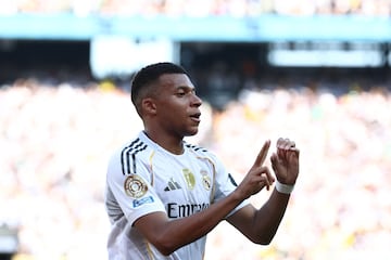 Mbappé celebra su gol ante el Borussia de Dortmund haciendo un 