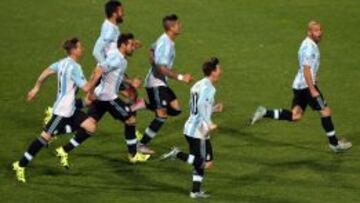 Los jugadores de Argentina, tras el penalti decisivo de T&eacute;vez.