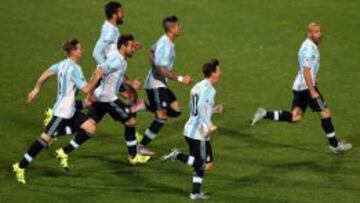 Los jugadores de Argentina, tras el penalti decisivo de T&eacute;vez.