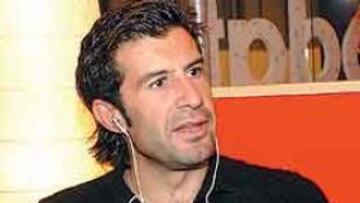<b>EN SIMO</B>. Figo acudió al stand de Vodafone tras el entrenamiento.