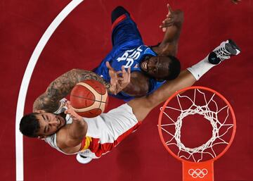 Willy Hernangomez intenta encestar frente a Draymond Green durante el partido Estados Unidos - España de cuartos de final de baloncesto.